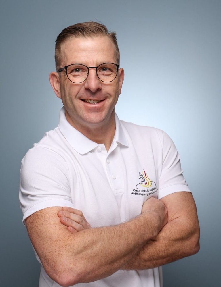 Das bin ich Alexander Oerding Notfallsanitäter Fachausbilder im Bereich Erste-Hilfe Ausbildung für Bildung und Betreuung, Brandschutzhelfer und Brandschutzbeauftragter als Berufsfeuerwehrmann verfüge ich über viele Jahre Einsatzerfahrung